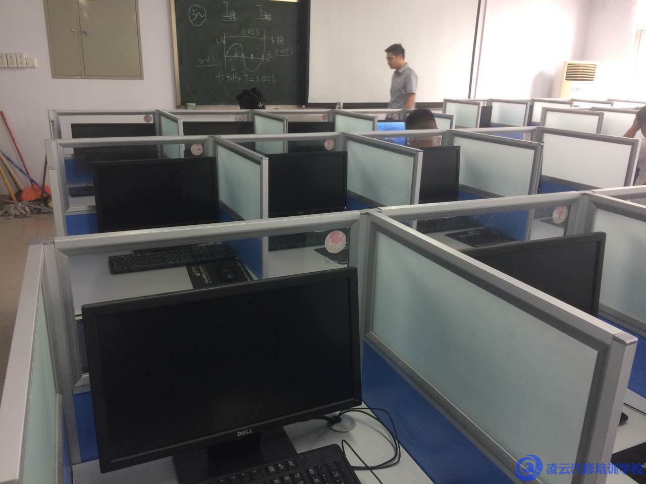 多人练习的机房